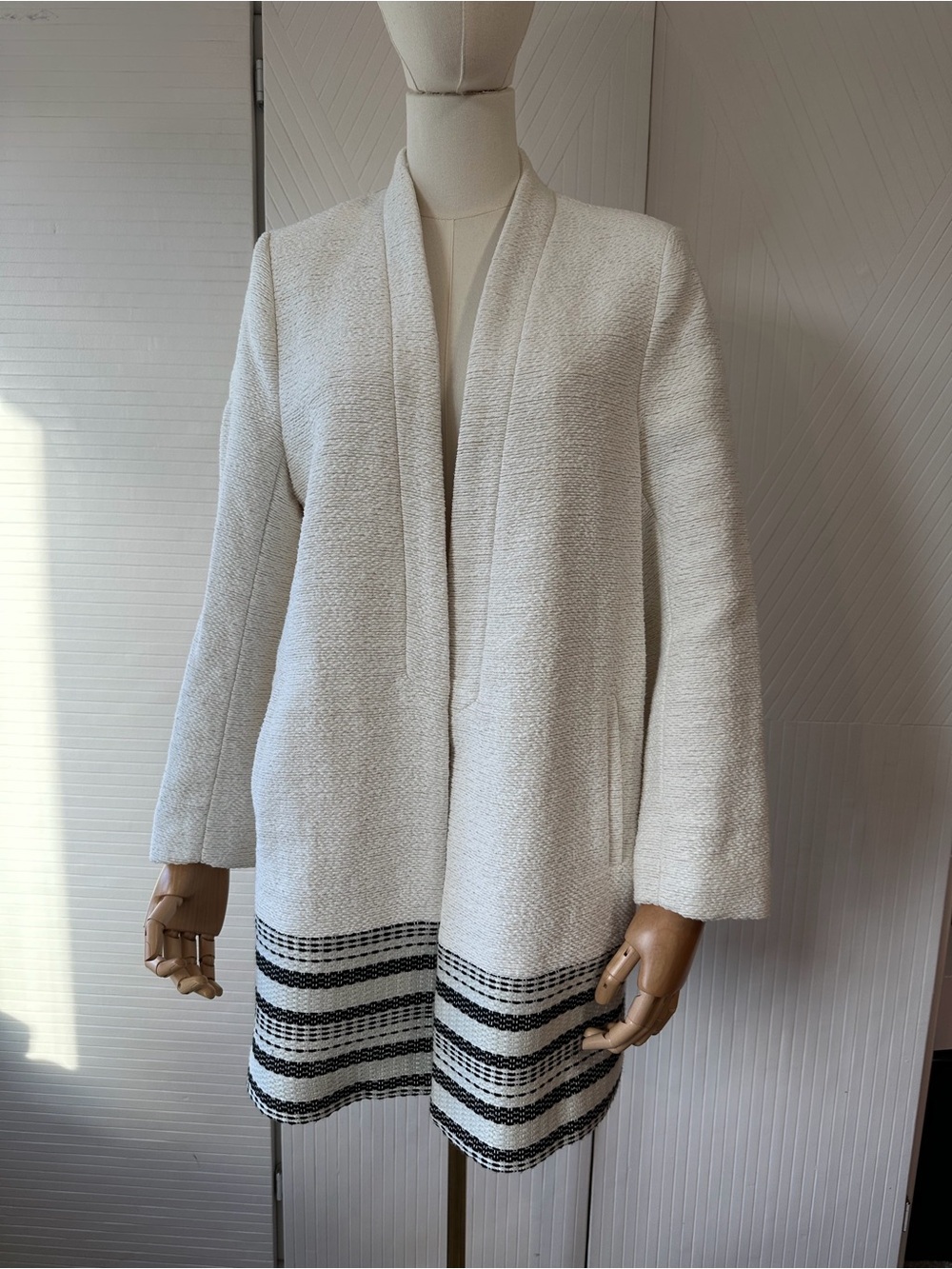 HM White Boucle Open Front Coatigan Sweater Cardigan Black Stripe Hem US Medium